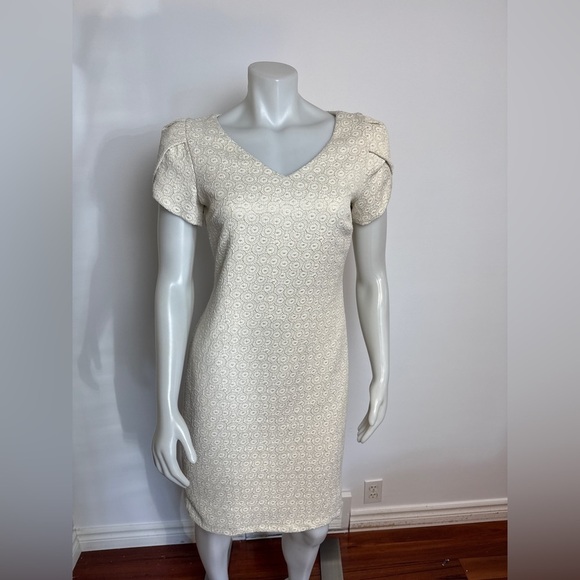 FRANK LYMAN - Champagne Tulip Sleeve Dress with V-neck. Size 4 - Picture 8 of 12